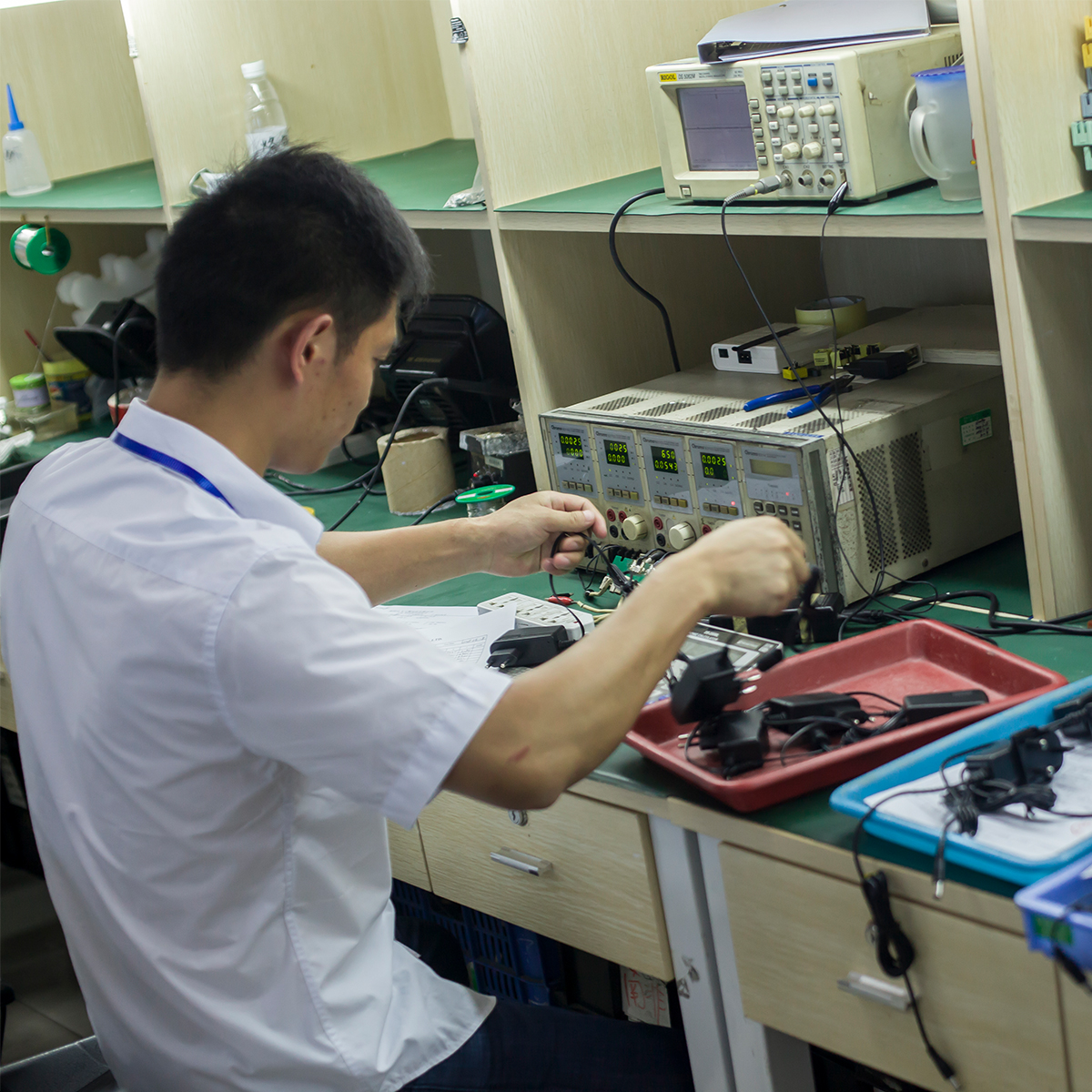 電源適配器充電時冒火花，什么情況？