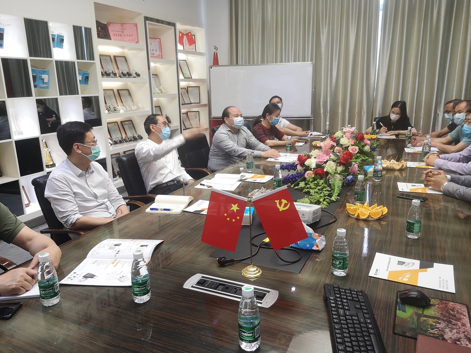 在關(guān)懷下砥礪前行——深圳市人社局局長(zhǎng)孫福金領(lǐng)導(dǎo)一行來(lái)飛天鷹科技考察