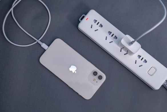 電源適配器廠家|給手機(jī)充電注意這三個(gè)要點(diǎn)，夏天可以隨便浪！