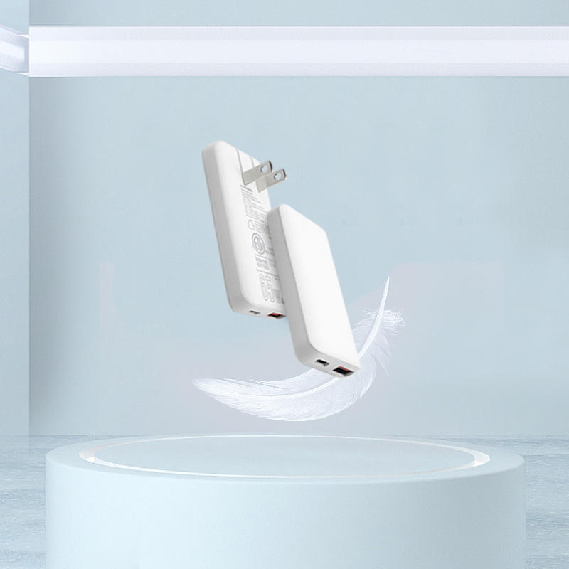 飛天鷹65W超薄氮化鎵充電器小餅干濃縮造型，支持多種協(xié)議